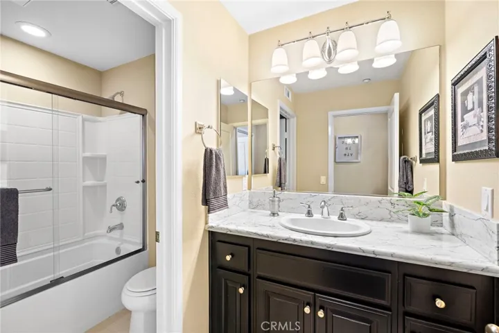 2nd level main bathroom