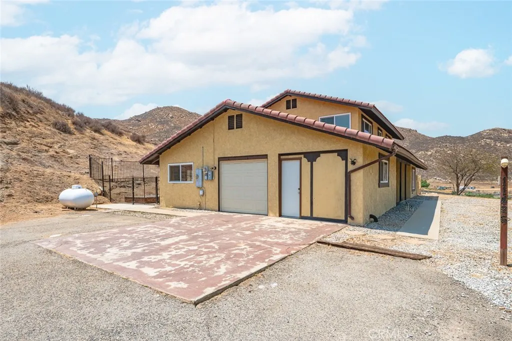 11425 Tiffany Lane, Moreno Valley, California 92557 home-pic-2