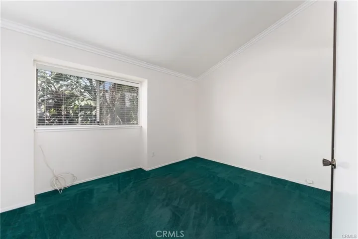 Vaulted ceiling in primary bedroom