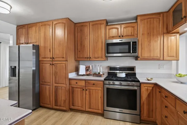 18-web-or-mls-UpmarketMedia_75Neish-064