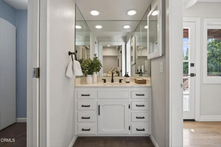 47-web-or-mls-UpmarketMedia_75Neish-140