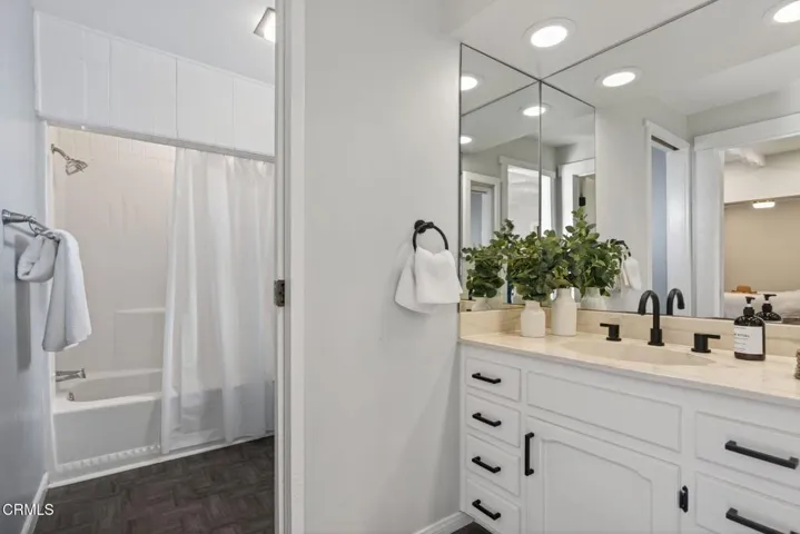 48-web-or-mls-UpmarketMedia_75Neish-142