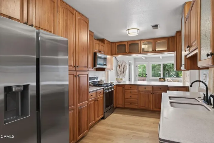 14-web-or-mls-UpmarketMedia_75Neish-054