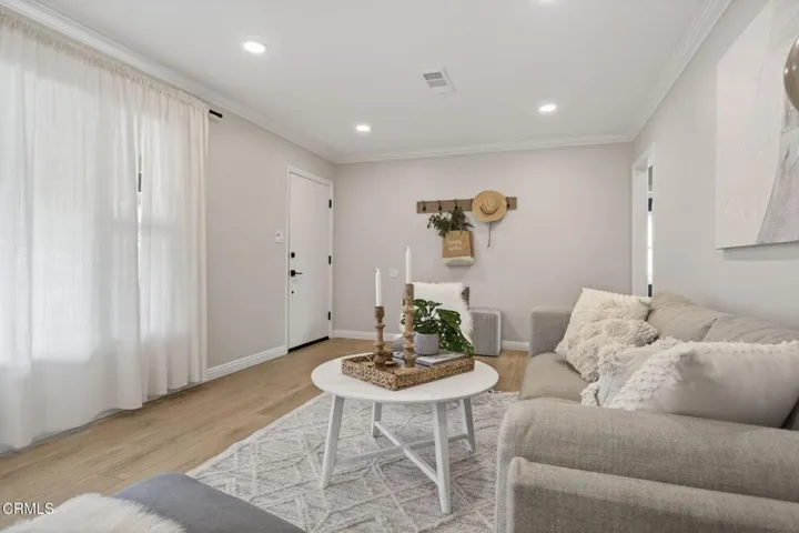 10-web-or-mls-UpmarketMedia_75Neish-028