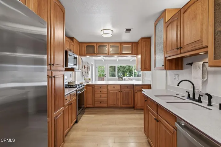 13-web-or-mls-UpmarketMedia_75Neish-050