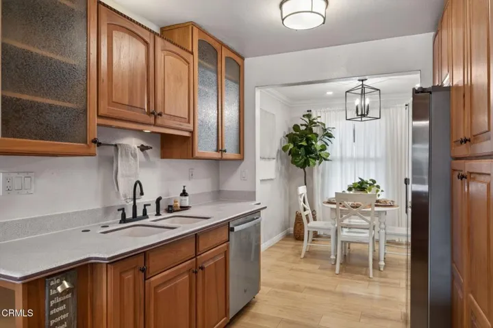 17-web-or-mls-UpmarketMedia_75Neish-063