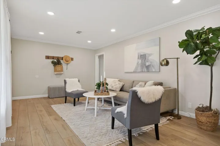 11-web-or-mls-UpmarketMedia_75Neish-032