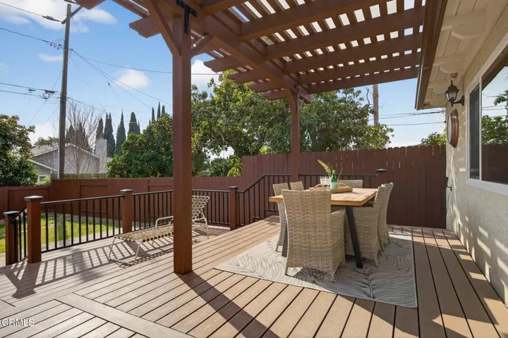 50-web-or-mls-UpmarketMedia_75Neish-151