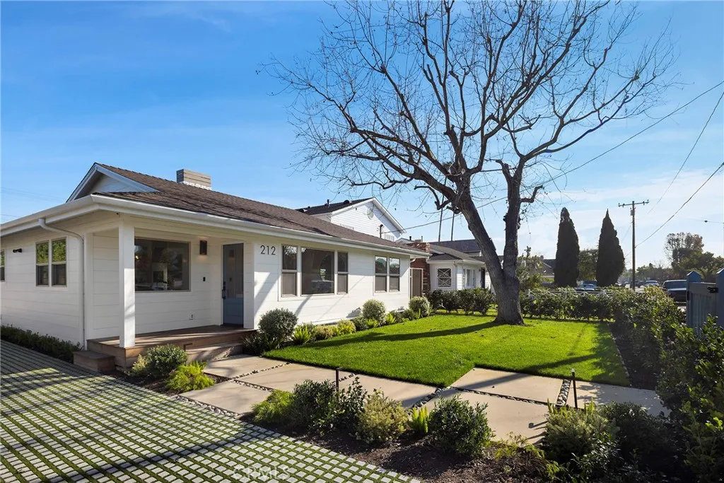 212 E 19th Street, Costa Mesa, California 92627 home-pic-1