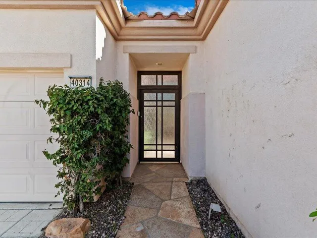 09-Gated Courtyard