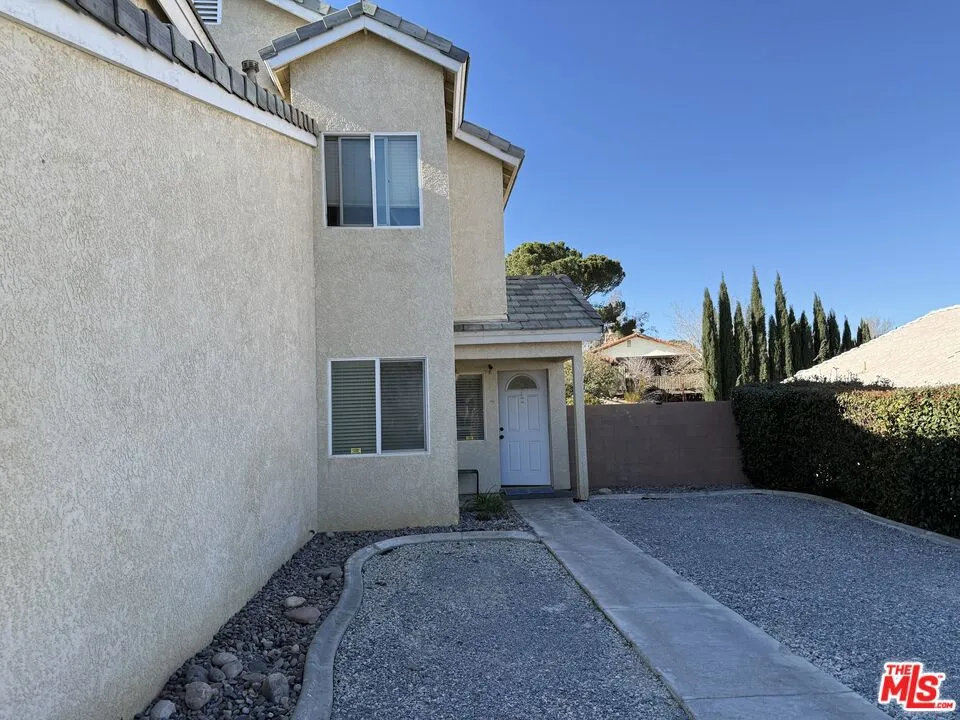 18238 Kalin Ranch Drive, Victorville, California 92395 home-pic-3