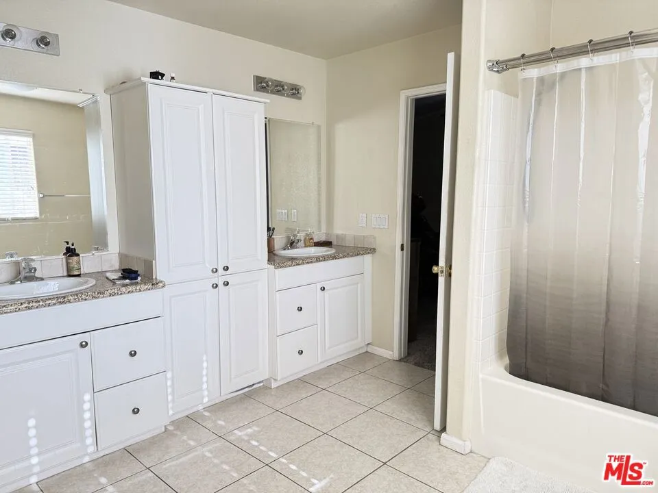18238 Kalin Ranch Drive, Victorville, California 92395 home-pic-19
