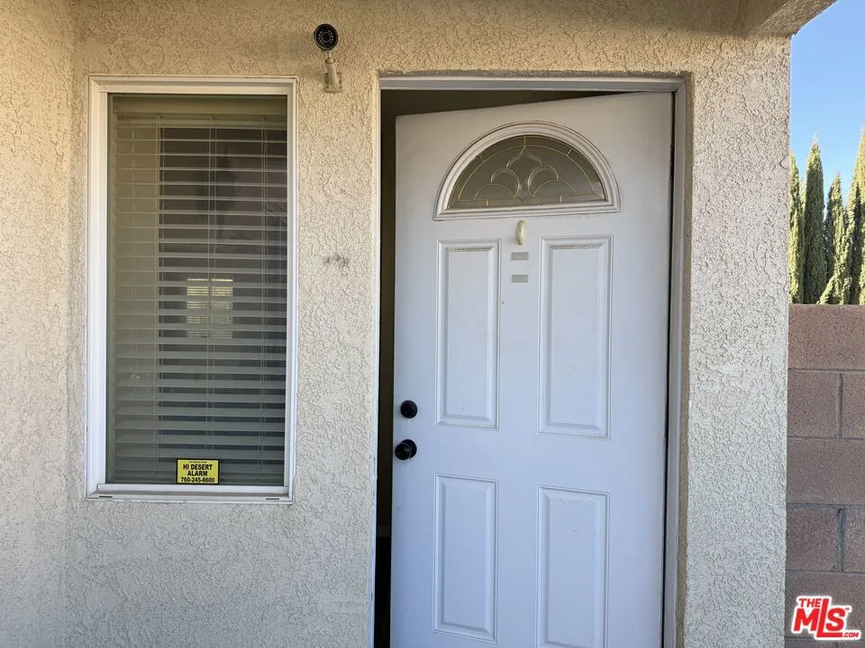 18238 Kalin Ranch Drive, Victorville, California 92395 home-pic-2