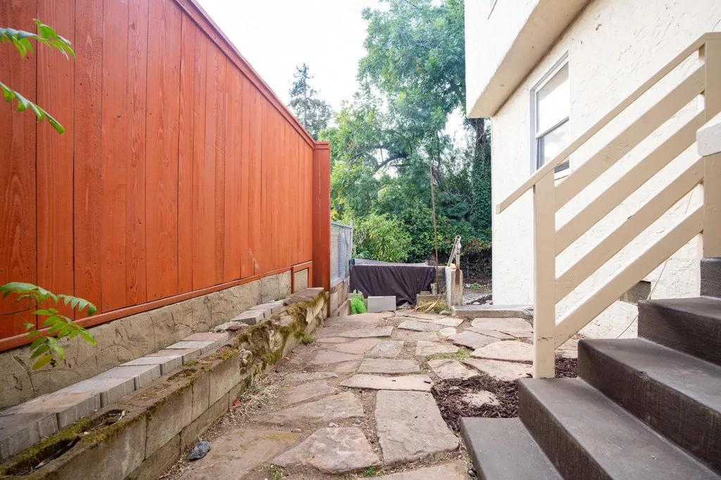 2925 El Monte Ave, Oakland, California 94605 home-pic-49