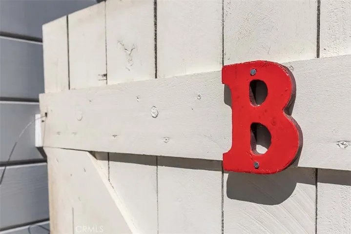 private entrance to 1-bedroom apartment