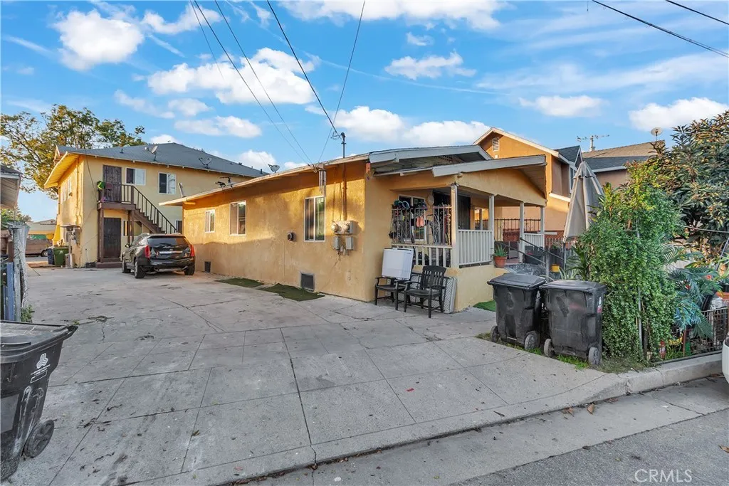 front 2 unit are 1 bedroom 1 bath each front 2 unit are 1 bedroom 1 bath each
