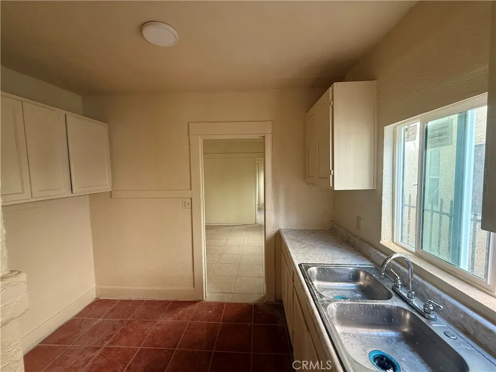 This unit is on the side of San Pedro Street one bedroom one bath This unit is on the side of San Pedro Street one bedroom one bath