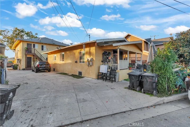 front 2 unit are 1 bedroom 1 bath each