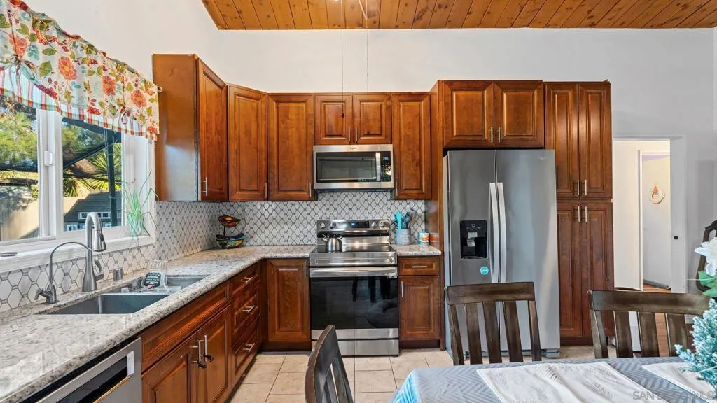 9144 Fanita Rancho Rd, Santee, California 92071 home-pic-11