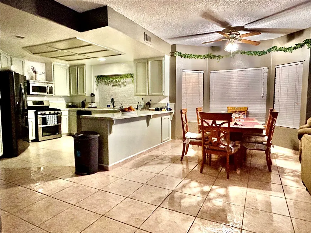 11691 Via Colina, Moreno Valley, California 92555 home-pic-9