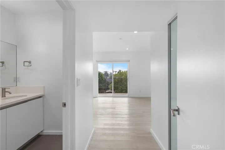 Mater bed room bath room  with hard floor .