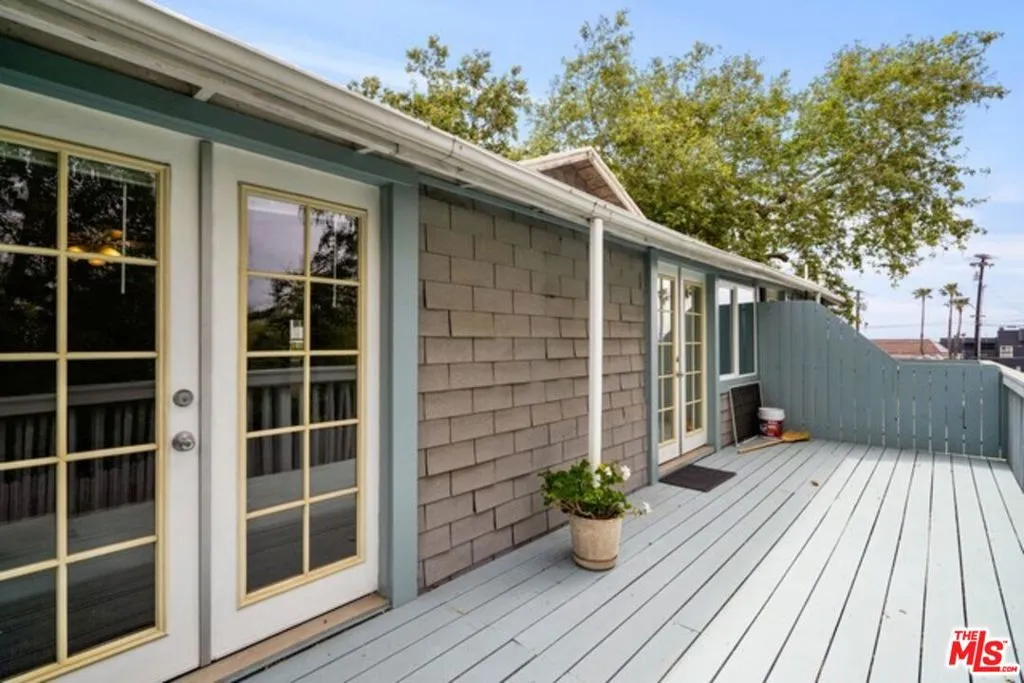 Large 2+2 deck looking S