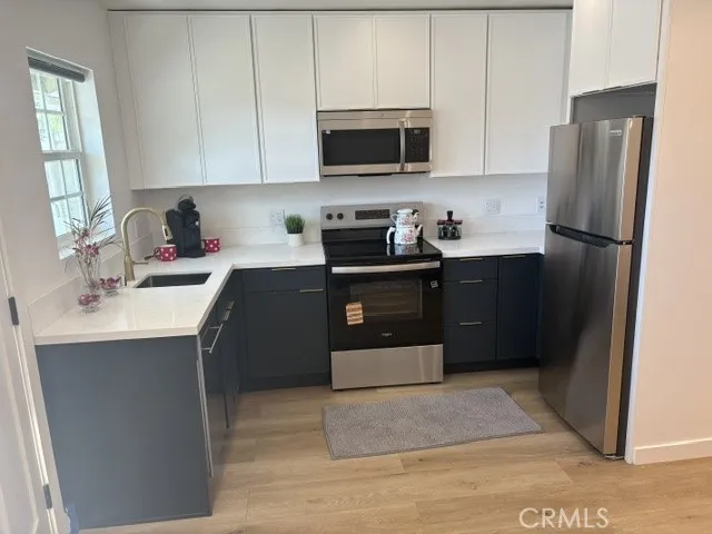 Designer touches with two toned cabinets.