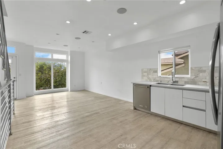 Open design from kitchen to livingroom.