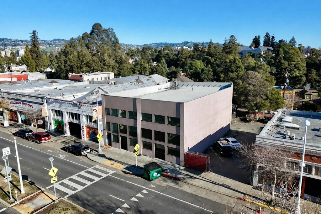 3050 Broadway