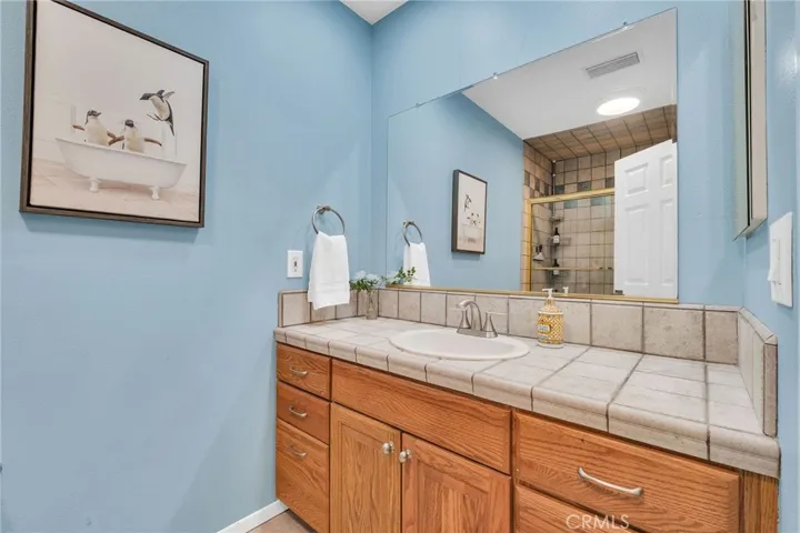 Full En Suite Bathroom In Primary Bedroom.