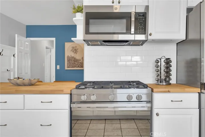 Kitchen Open Breakfast Nook Over Looking Into the Family Room.