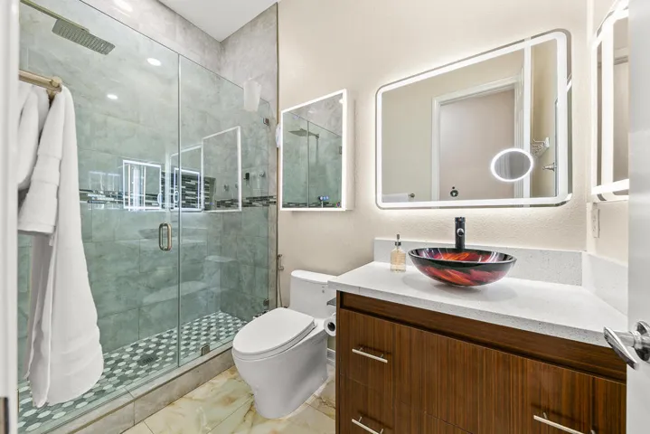 32 BATHROOM MLS