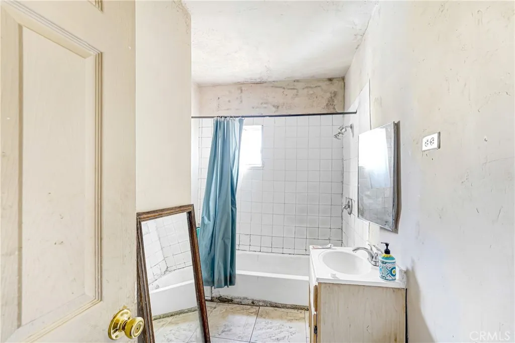 1608 Cimarron Street, Los Angeles, California 90019 home-pic-25