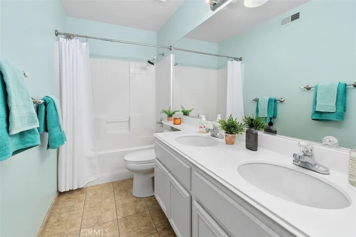 Shared Guest Bathroom