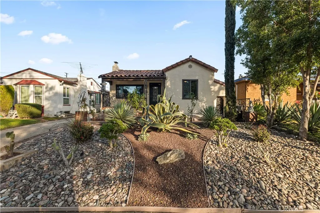 1652 La Golondrina, Alhambra, California 91803 home-pic-1