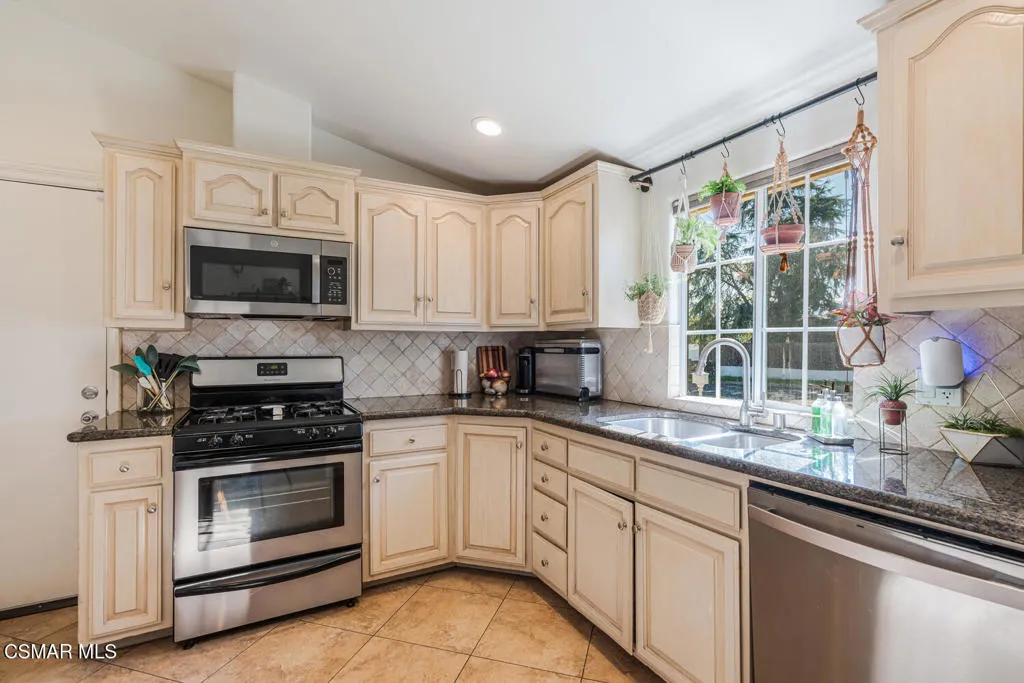 807 Briar Cliff Road, Thousand Oaks, California 91360 home-pic-4