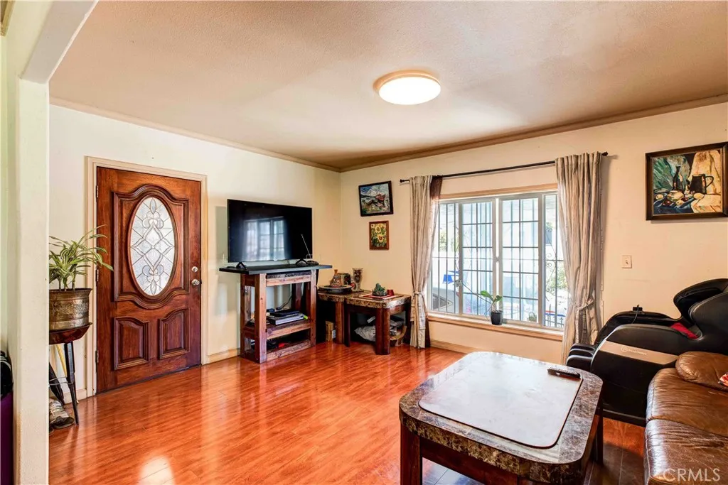 201 S Benton, Los Angeles, California 90057 home-pic-2