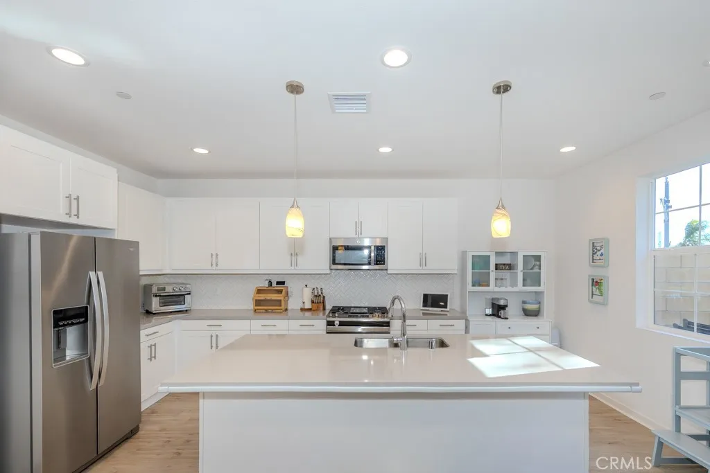 7082 Mallow Drive 2, Fontana, California 92336 home-pic-1