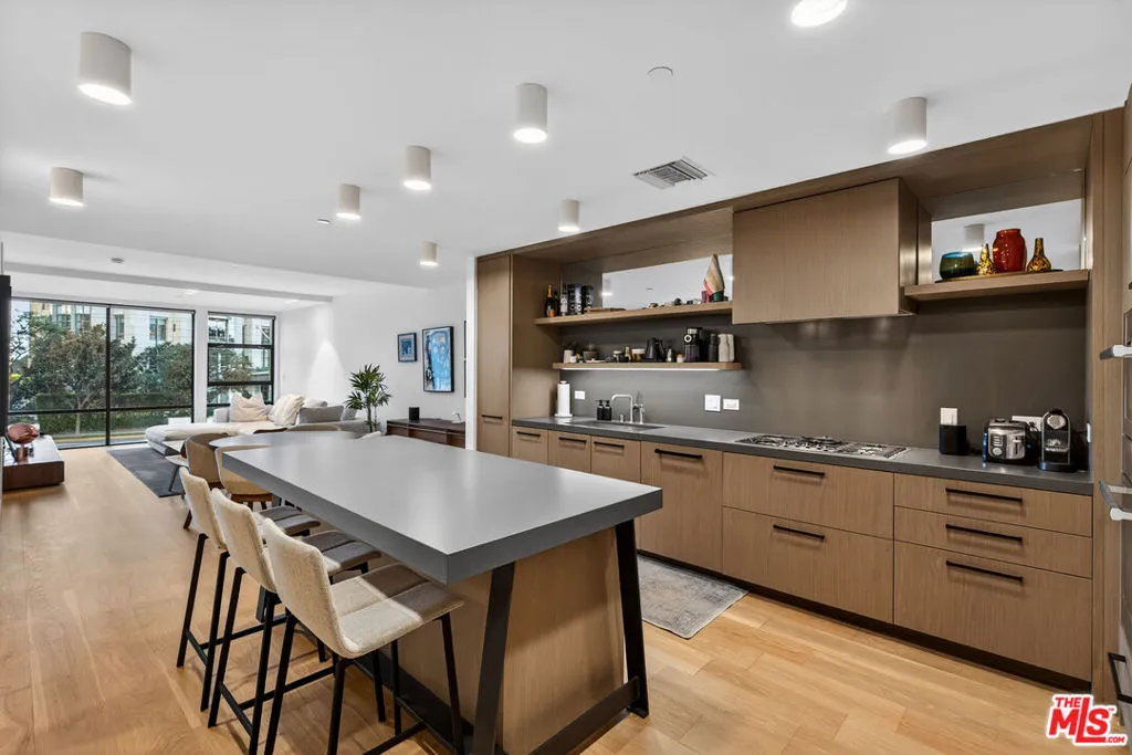 10777 Wilshire Boulevard 208, Los Angeles, California 90024 home-pic-1