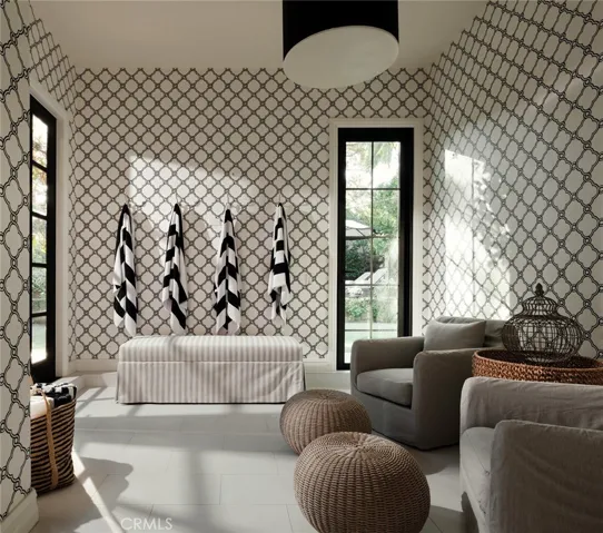 Light filled Pool Room off backyard