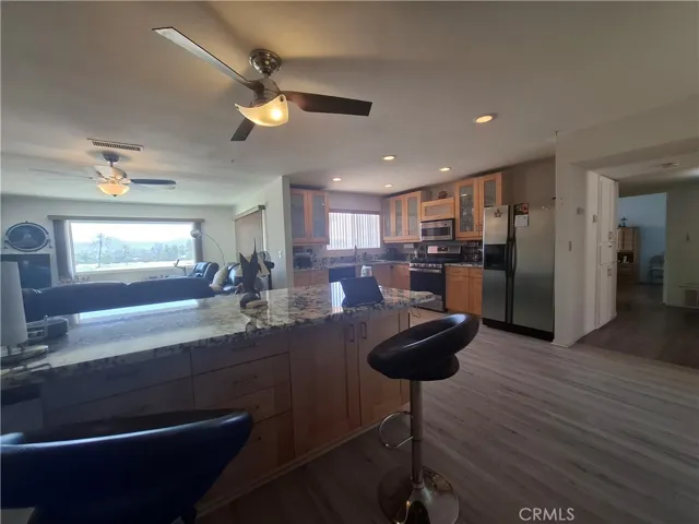 BREAKFAST BAR / KITCHEN