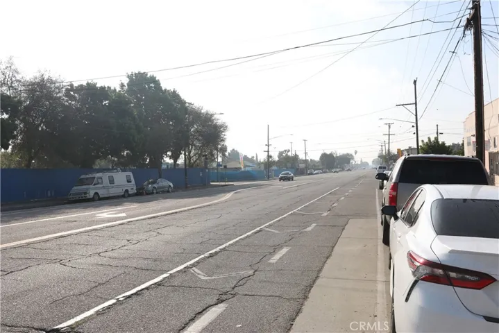 Prime frontage - Ideal for retail - service.