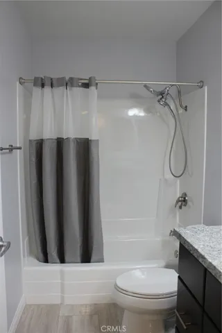 Bathroom tub & shower