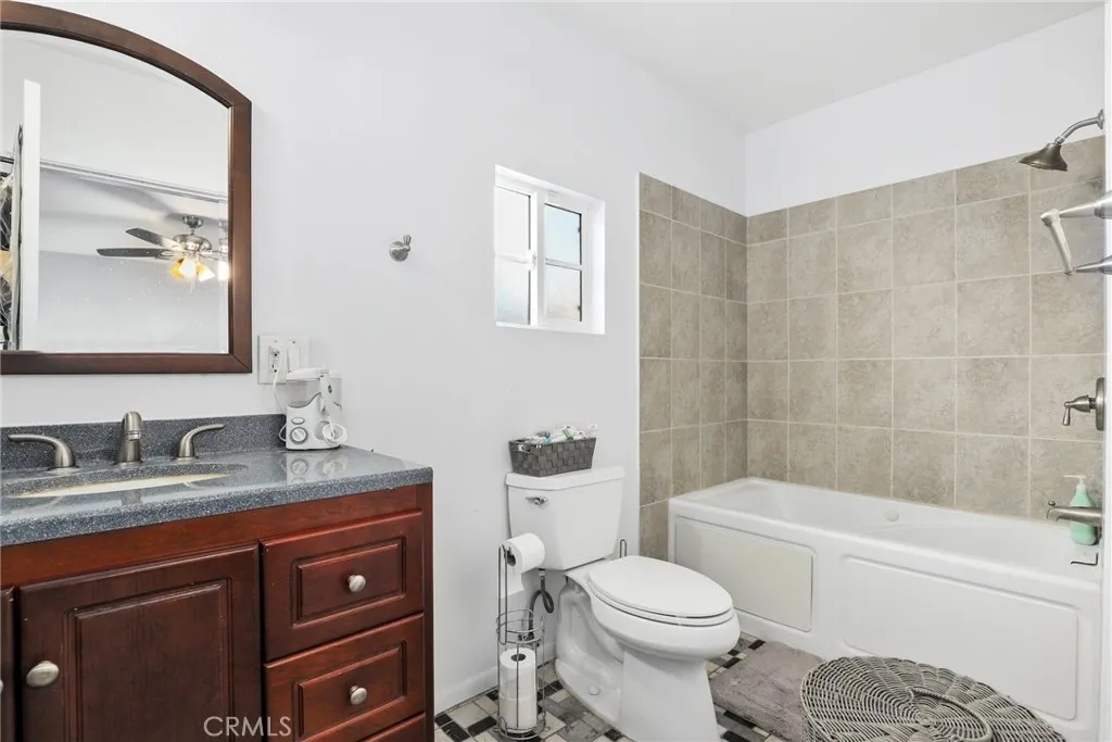 10525 Washington Avenue, South Gate, California 90280 home-pic-16