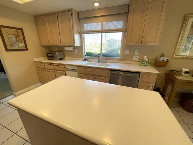 Kitchen w/island