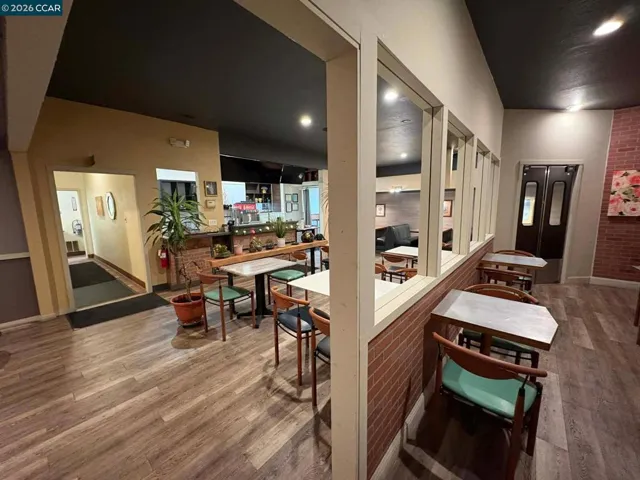 Unit 1524: Bintoh Thai Restaurant