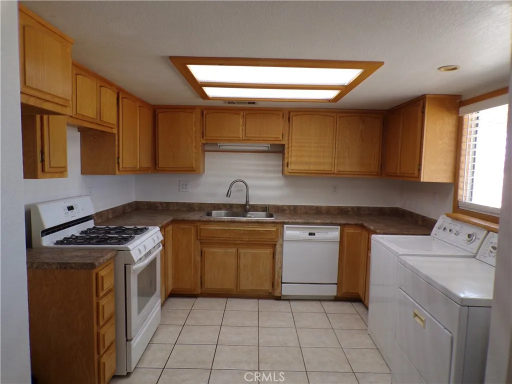 561 Frances, Barstow, California 92311 home-pic-4