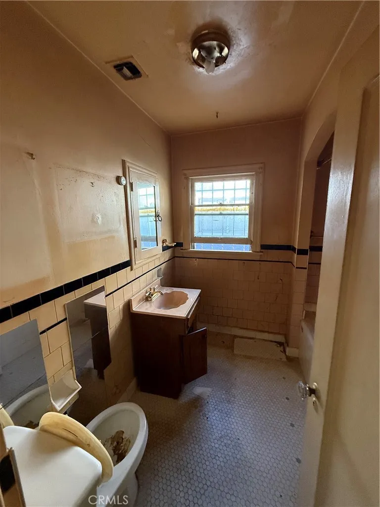 7611 S Hobart, Los Angeles, California 90047 home-pic-11