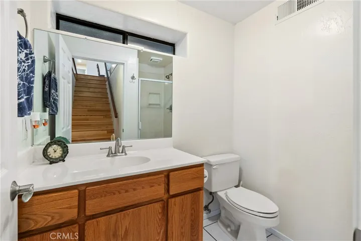 Downstairs there is a bathroom with a shower.