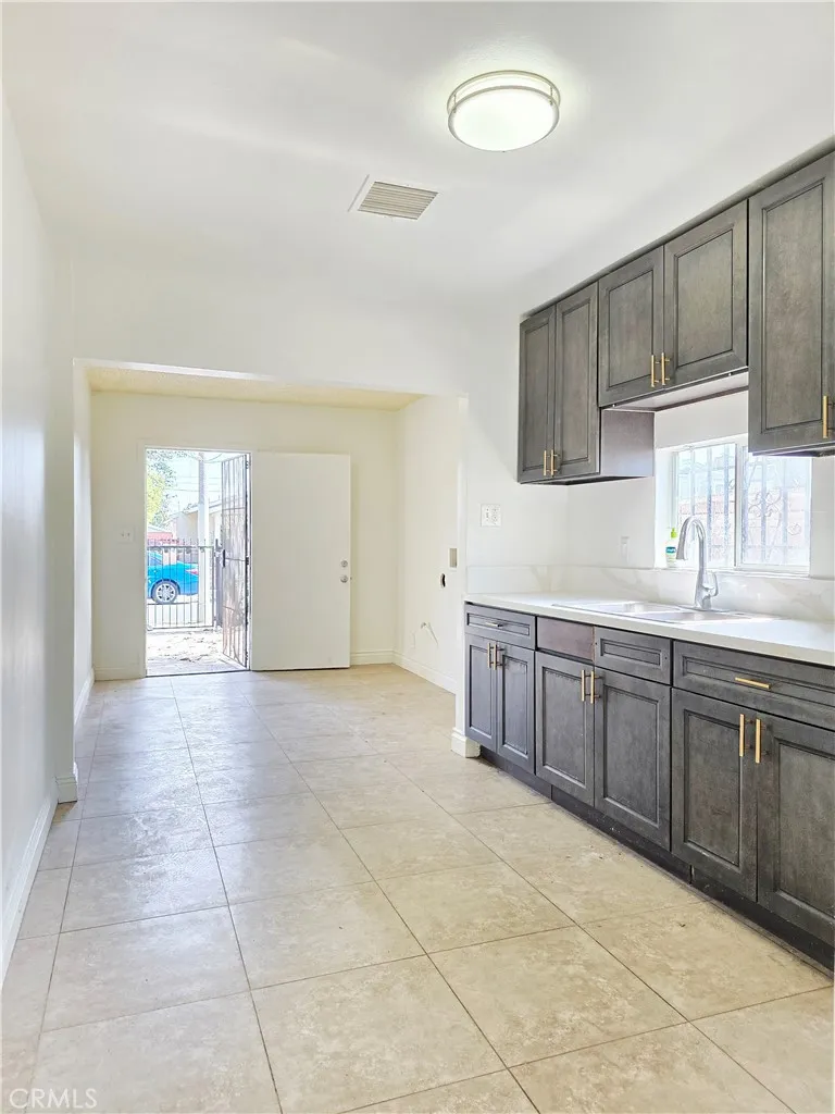 10529 Grape, Los Angeles, California 90002 home-pic-12